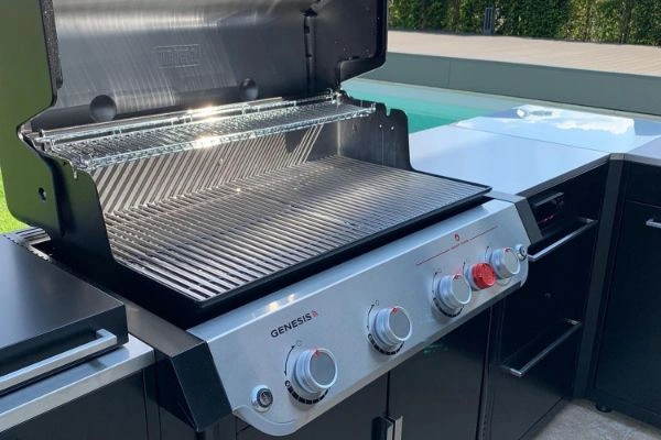Bucatarie de exterior BBQ Kitchen cu gratar Weber din seria Genesis 300, pe terasa.